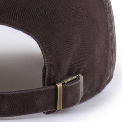 persona usando la gorra '47 Yankees en un entorno urbano para look casual