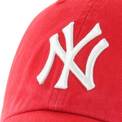 47 gorra en uso sobre modelo mostrando ajuste relajado y comodidad