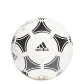 adidas Tango Glider frontal del balón mostrando diseño blanco y negro y calidad duradera