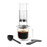 AeroPress Clear frontal mostrando diseño y visibilidad del café, beneficio: control visual de la extracción
