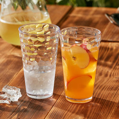 Amazing Abby vaso en mano para comparar tamaño y capacidad cómoda