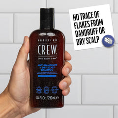 American Crew botella 8.4 fl oz comparada con mano para referencia de tamaño