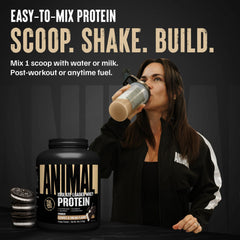 Vaso con batido de Animal Whey Isolate cremoso listo para recuperación post-entreno