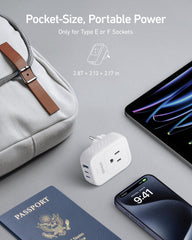 Anker adaptador comparación de tamaño en mano demostrando su portabilidad