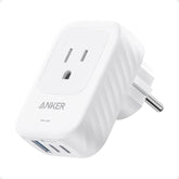 Anker adaptador vista frontal mostrando enchufes AC y puertos USB para versatilidad