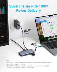 Anker comparación de tamaño con portátil demostrando portabilidad