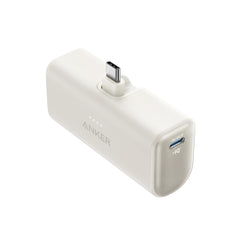 Anker Nano en mano para comparar escala, demostrando su portabilidad y ligereza