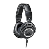 Audio-Technica ATH-M50X vista frontal mostrando diseño y logo, ofrece monitorización precisa