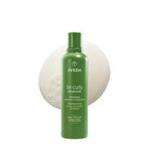 Aveda botella Be Curly frente mostrando diseño y volumen