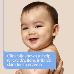 Aveeno Baby textura cremosa en mano, demuestra hidratación intensa