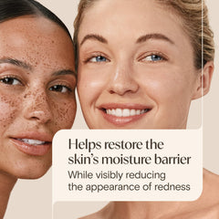 Aveeno aplicando crema en la mano para demostrar absorción rápida