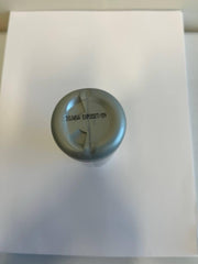 AVON comparación de tamaño 4 oz en mano para viaje fácil