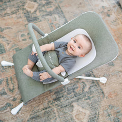Baby Delight Highland en uso con bebé sentado demostrando comodidad y seguridad