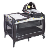 Baby Trend vista frontal del nursery center con canopi y juguetes, comodidad inmediata