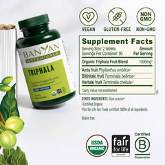Banyan Botanicals polvo Triphala mostrando color y finura para mezcla