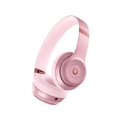 Beats Solo 4 frontal en Metallic Pink mostrando diseño y comodidad