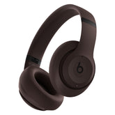 Beats Studio Pro vista frontal en deep brown mostrando diseño y ajuste cómodo