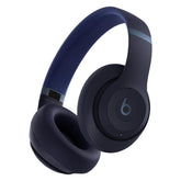 Beats Studio Pro frontal en Navy mostrando diseño premium y aislamiento