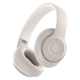 Beats Studio Pro frontal en Sandstone mostrando diseño y control fácil