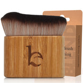 Beauty by Earth brocha kabuki frontal mostrando forma compacta y acabado uniforme
