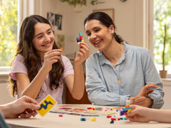 Bezzerwizzer familia jugando alrededor de la mesa disfrutando comunicación y risas
