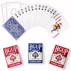 BGUP barajas en uso sobre mesa de juego mostrando compatibilidad con póker y blackjack