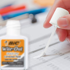 BIC Wite-Out comparado al tamaño de una mano, portabilidad clara