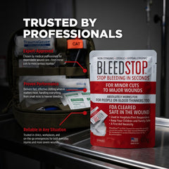 BleedStop aplicado por una mano sobre una herida demostrando control rápido