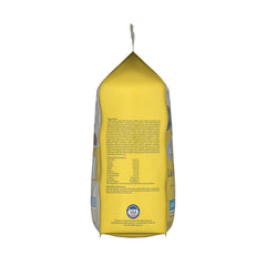 Blue Buffalo bolsa 5 lb comparada con mano para idea de tamaño y porciones