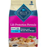 Blue Buffalo frente del paquete mostrando fórmula para perros pequeños senior y beneficios