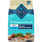 Blue Buffalo paquete 30 lb frente mostrando fórmula de pescado y beneficios
