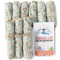 Blue River Sage persona usando una vara encendida para purificar ambiente de forma segura