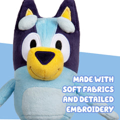 Bluey sostenido en manos de un niño, marca Bluey, tamaño perfecto para llevar