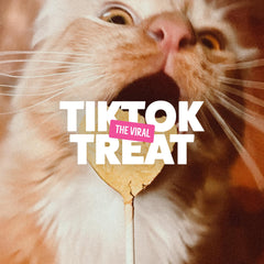 Bonkers Purrpops gato disfrutando una paleta en mano demostrando vínculo y recompensa