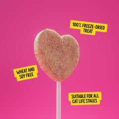 Bonkers Purrpops paleta junto a una mano para comparar tamaño y porciones controladas