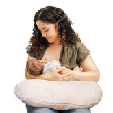 Boppy cojín frontal mostrando la forma ergonómica y soporte cómodo