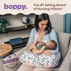 Boppy padre sosteniendo biberón con apoyo ergonómico del cojín