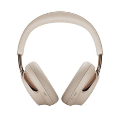 Bose QuietComfort Ultra en uso por viajero en avión para cancelar ruido ambiental