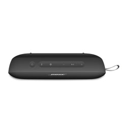 Bose SoundLink Flex flotando en piscina para uso seguro acuático
