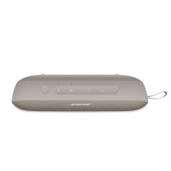 Bose SoundLink Flex en mano para comparar tamaño y portabilidad del altavoz