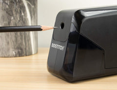Bostitch sacapuntas en uso sobre escritorio, rendimiento sin atascos