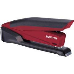 Bostitch Office grapadora en uso con una sola mano demostrando facilidad de accionamiento