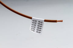 Cinta Brady al lado de una regla para comparar ancho 0.75" y longitud visible