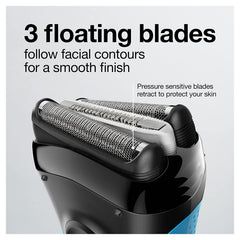 Braun Series 3 sostenida y enjuagándose bajo agua para limpieza rápida
