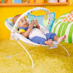 Bright Starts bebé usando Safari Fun bouncer en sala para supervisión tranquila