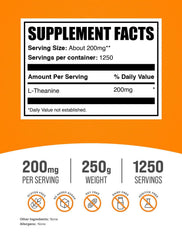 BulkSupplements primer plano del polvo de L-Theanine mostrando textura fina y pura