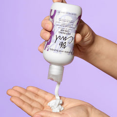 Bumble and bumble rizos definidos y brillantes tras usar la crema con movimiento natural