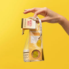 Burt's Bees textura cremosa en primer plano para hidratación visible