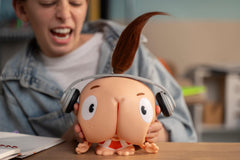 Butt Face Chester en mano para comparar tamaño y fácil transporte