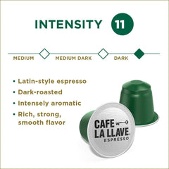 Cafe La Llave cápsula en mano demostrando compatibilidad con máquinas Nespresso
